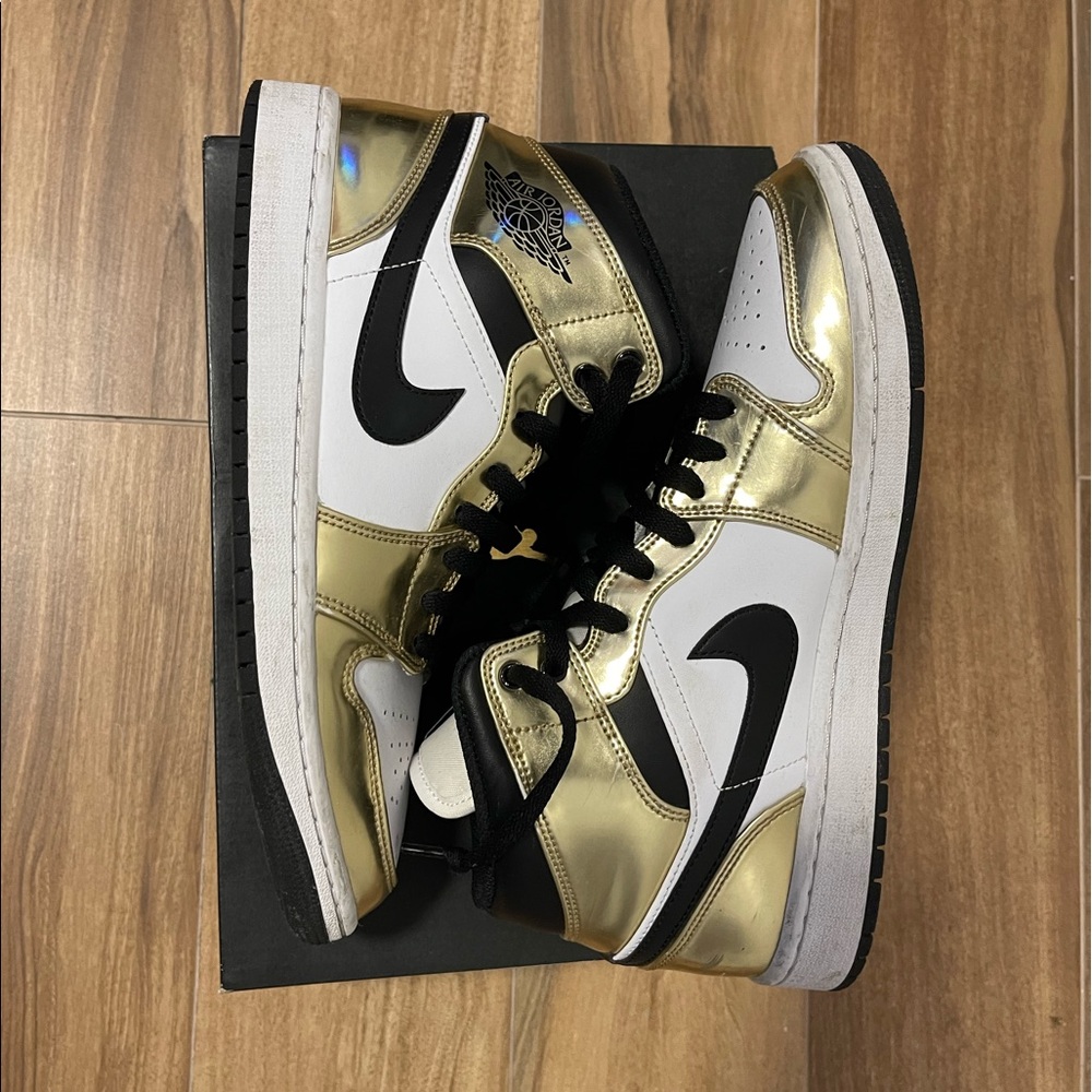 Gold Mid Jordan 1 Metallic Gold SIZE 9 MEN